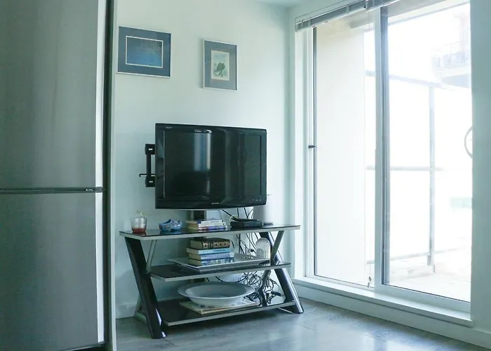 Elegant 1-Bed Condo In Chinatown
